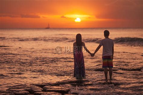 旅行中浪漫情侣在海中看夕阳高清图片下载 正版图片500617398 摄图网