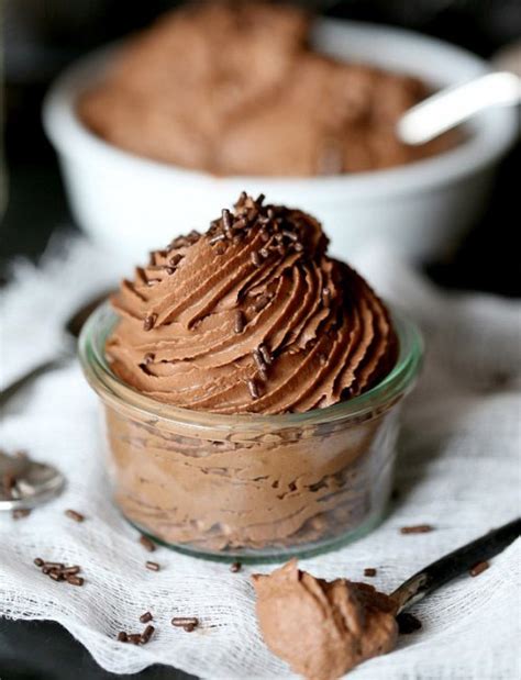 El postre de hoy es muy conocido por la mayoría de la gente, pues lo cierto es que una mousse de chocolate es un deleite para el paladar, pero si además le pones nata por encima. Mousse de chocolate: 6 recetas fáciles