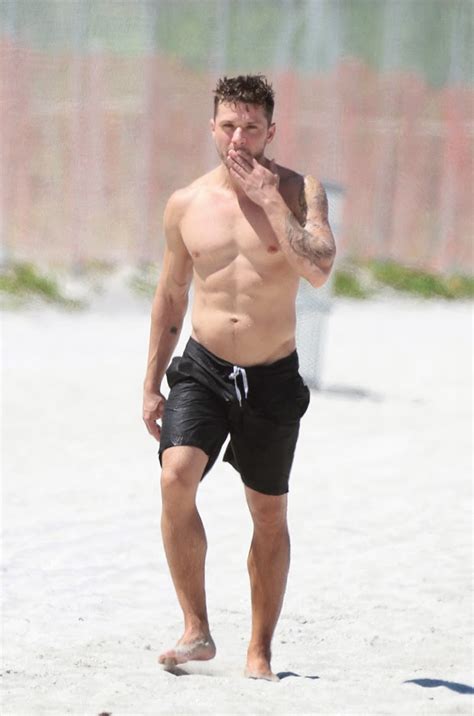 Fashion And The City Ryan Phillippe Shirtless At The Beach