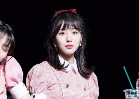초등학교 1학년 때 이정현이 연꽃으로 장식된 무대 위에서 '와' 를 열창하는 모습을 보고 감동을 받아 가수의 꿈을 키우게 되었다. 서울En FNC 측 "원만한 해결 위해 노력...권민아 건강 되찾길 ...