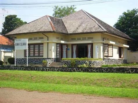 Beton dan tiang yang digunakan berukuran besar untuk menimbulkan efek kokoh layaknya arsitektur belanda. Inspirasi Desain Rumah Anda: Desain Rumah Bergaya Belanda
