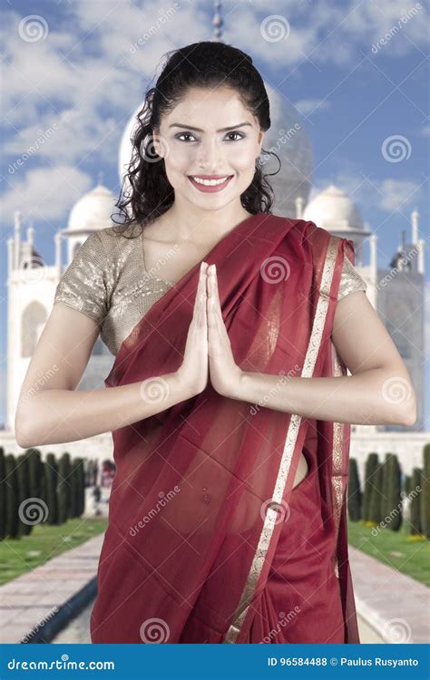 Mujer India Hermosa En Traje De La Sari Foto De Archivo Imagen De Atractivo Etnicidad 96584488