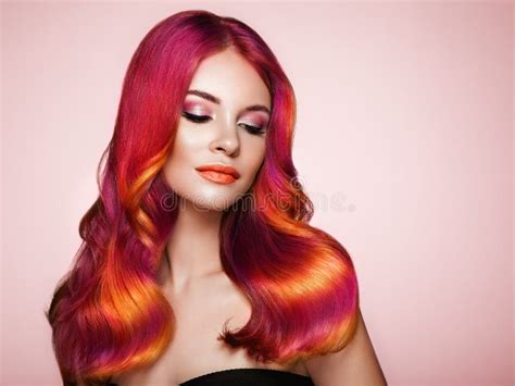 秀丽有五颜六色的被染的头发的时装模特儿妇女 库存照片 图片 包括有 长期 沙龙 红色 设计 化妆用品 143441158