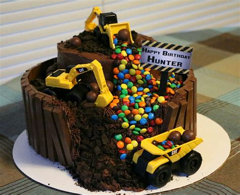 Today you will eat cake, after blowing the candles, you will also have the gifts that your family brought you because today is your birthday, two. Construction Theme, Trucks, Loaders, Bull Dozers ...