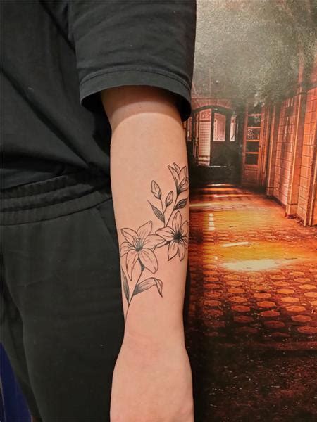 Kola Zambak Çiçeği Dövmesi Lilium Tattoo On Arm Dövme