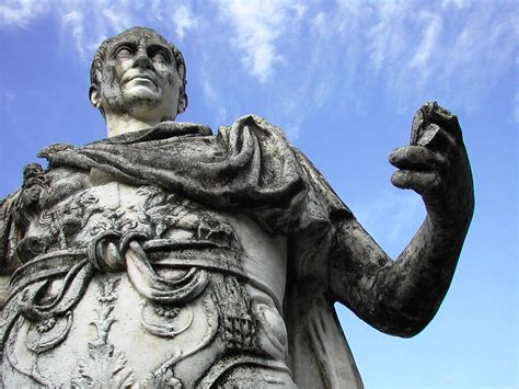 Vegapunk5 et l'antagoniste principal de l'arc punk hazard. Statue de Jules César à Nyon | Fondateur de la Colonia Lulia… | Flickr