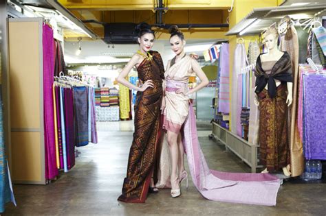 💫 ซึ่งทางร้านผลิตและจำหน่าย ผ้าไหมยกดอก ผ้ามัดหมี่ ผ้าเพ้นท์ลาย แล. ย้อนวันวานไปกับ "ดิโอดล์สยาม ช้อปปิ้ง พลาซ่า" ศูนย์การค้า ...