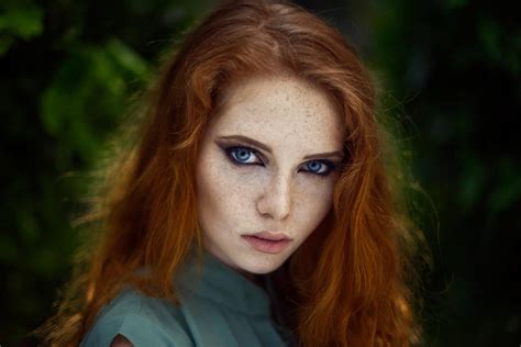 fondos de pantalla cara mujer pelirrojo modelo pelo largo ojos azules fotografía pecas