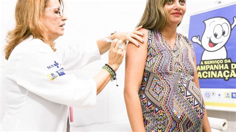 Recife anuncia contratação de mais de 700 servidores para vacinar população contra covid. Grávidas e crianças começam a receber vacina contra gripe ...