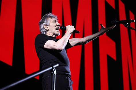 Roger Waters 2022 Tour Brings Stunning Visuals Fiery Politics To Nyc
