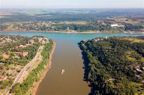 Então a viagem de barco chegou até a tríplice fronteira e nós saímos. Découvrez les triples frontières insolites dans le monde ...