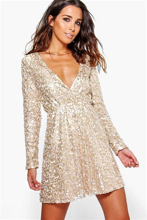 Whether a gold wedding dress with sequins, a casual gold dress for a date or whatever the occasion, choosing the right shoes for a gold sparkly dress is. Fabulously Sparkly Dresses! | So Sue Me