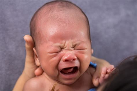 Llanto de un bebé recién nacido Foto Premium