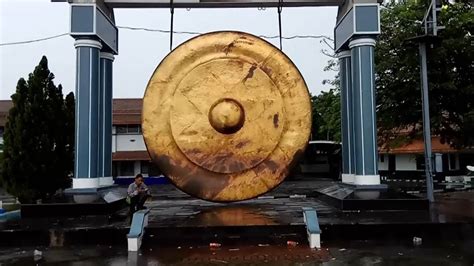 Worlds Largest Gong Gamelan Kiai Tentrem Makoarmatim Youtube
