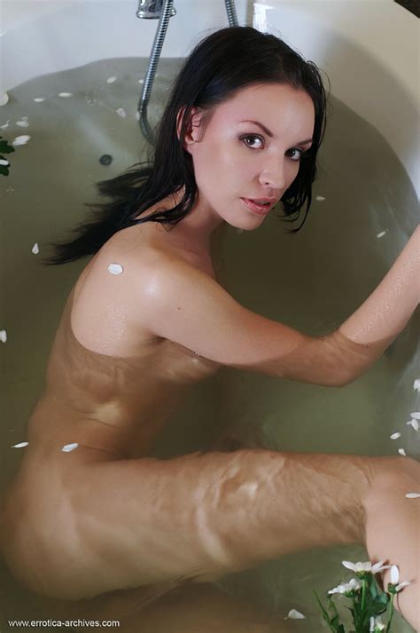 Black Haired Beauty Jill Takes A Steamy Bath And Shows