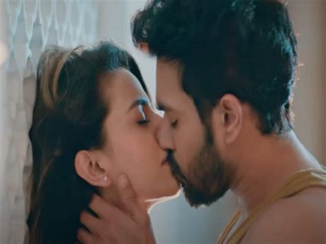 Akshara Singh Kissing Scene With Karan Khanna Bhojpuri Song Viral पवन सिंह नहीं करण खन्ना के साथ