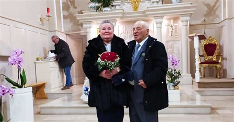Secondo quanto riporta tgcom24 il virus è implacabile e avrebbe distrutto una famiglia unita da 51 anni di matrimonio. Favara. Festeggiano 50 anni di matrimonio i coniugi Nona - Favaraweb
