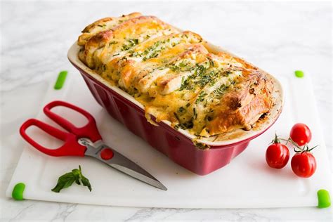 I made a similar version last week myself with fresh pizza dough and while it was. Cheddar-Garlic Pull Apart | Recept