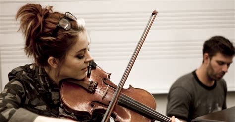 Lds Youtuber Lindsey Stirling Performs The Arena In The Strings Magazine