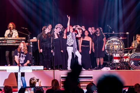 Murrieta Valley Choir Performs With Foreigner During Pechanga Concert