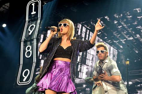 Taylor Swift Electrifies In Denver On 1989 Tour Review Photos