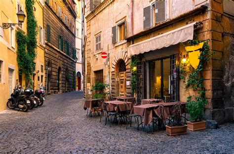 무료 이미지 분위기 건물 카페 의자 시티 편안 안마당 기분 좋은 녹색 이탈리아 사람 램프 늙은 집 밖의 식물 레스토랑 로마 인 로마시