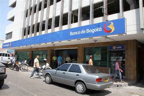 Get the latest business insights from . Ladrones se llevan botín de billetes falsos en banco de ...