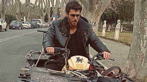 Gittiği her yerde binlerce hayranı tarafından karşılanan can yaman, ferzan özpetek'in çektiği reklam filminde rol almak için bir süre önce i̇talya'ya gitti. Diletta Leotta e Can Yaman stanno insieme? "Beccati nello ...