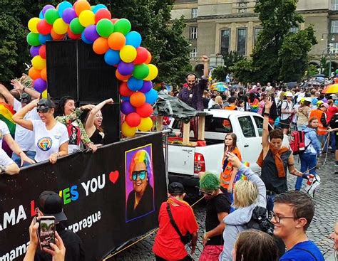 Někdo zapálil během prague pride duhovou vlajku a do lidí střílel z mostu rachejtle. Gypsyrobot.tv - Prague Pride 2019 » QRTV Europa