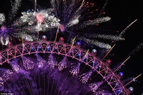 New Years Eve London Welcomes 2018 With Fireworks Daily Mail Online