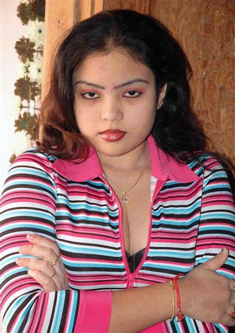 Navya Chennai Mallu Hot Girl Showing Hot Cleavage Photo Celebrities