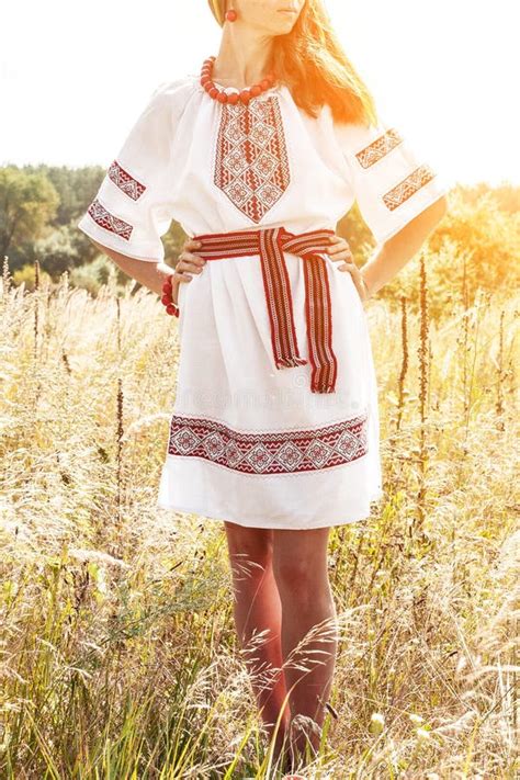 mulher ucraniana bonita vestida na roupa bordada no campo foto de stock imagem de cultura
