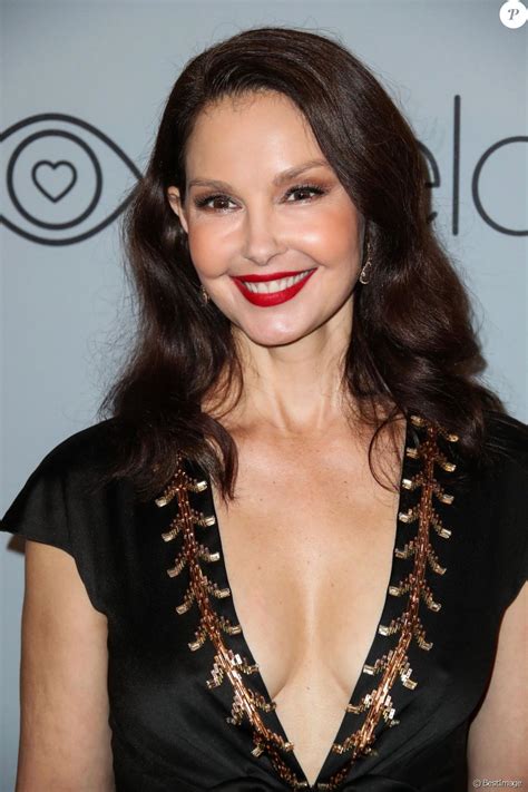She grew up in a family of performing artists: Ashley Judd - People à la soirée InStyle and Warner Bros ...
