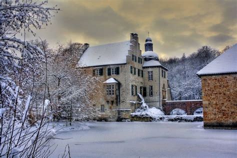 Melchior liet het oude slot dellwig slopen en bouwde op de fundamenten van dit middeleeuwse slot een nieuwe waterburcht in de stijl van de renaissance. Wasserschloss Haus Dellwig, Germany | Castle, Dortmund ...