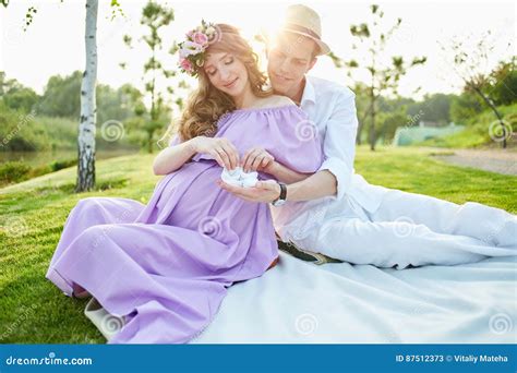 Pregnant Woman And Her Husband Walks In Park At Evening Stock Image Image Of Enjoy Maternity