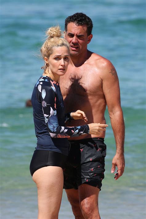 Rose Byrne And Husband Bobby Cannavale At Bondi Beach 02072019 • Celebmafia