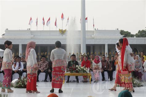 Momen Menteri Dan Istri Pejabat Negara Catwalk Di Istana Berkebaya