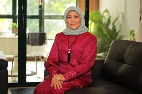Menteri ini disokong oleh timbalan menteri pelancongan, kesenian dan kebudayaan iaitu yang berhormat datuk dr. Ramai Orang Sarawak Gembira Datuk Seri Nancy Shukri ...