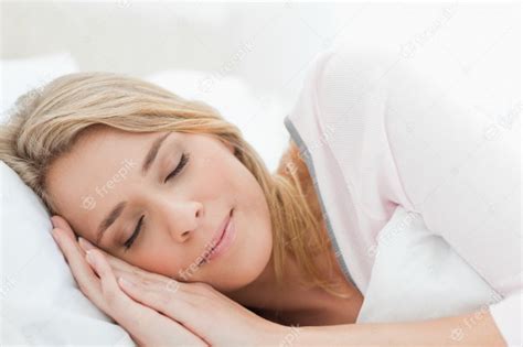 Mujer Durmiendo En La Cama Su Cabeza Apoyada En Una Almohada Y Las