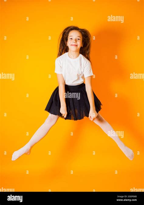 girl spreading her legs fotos und bildmaterial in hoher auflösung alamy