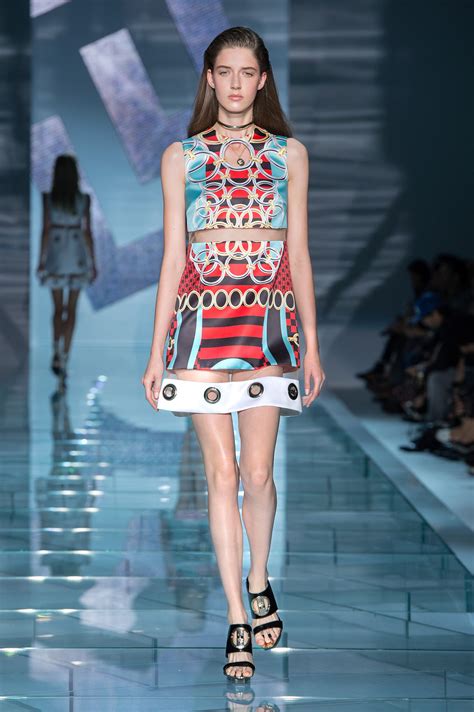 2015 (mmxv) was a common year starting on thursday of the gregorian calendar, the 2015th year of the common era (ce) and anno domini (ad) designations, the 15th year of the 3rd millennium. VERSACE SPRING SUMMER 2015 WOMEN'S COLLECTION | The Skinny ...