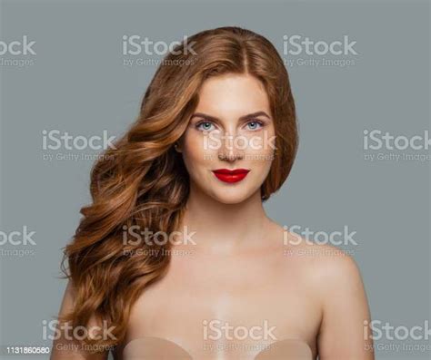 긴 반짝 곱슬 머리와 빨간 머리 소녀입니다 물결 모양의 헤어 스타일과 아름 다운 모델 여자 여자에 대한 스톡 사진 및 기타