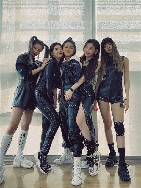 Itzy On Twitter Itzy Kpop Fashion Kpop Outfits