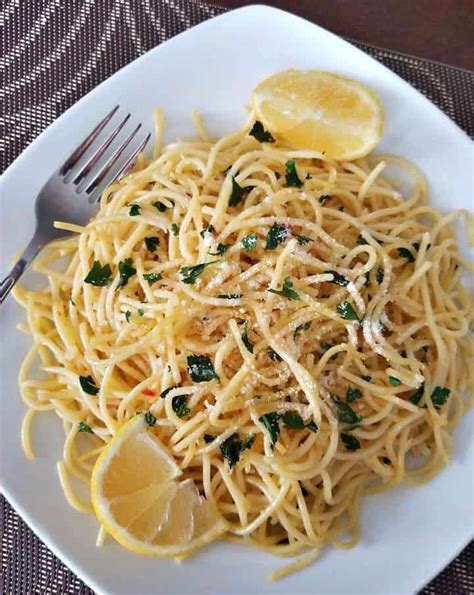 This Simple Lemon Parmesan Garlic Spaghetti Is Made With Parmesan