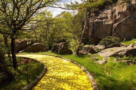 Stunning Photos Show Now Mostly Defunct ‘land Of Oz Theme Park In
