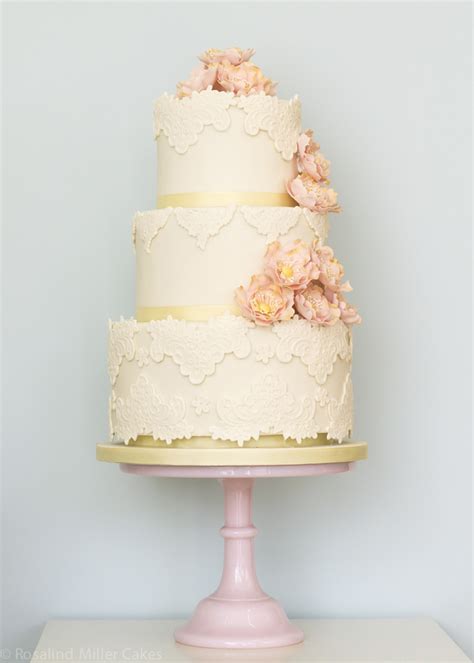 Need some inspiration for your cake design? 14 Stunning Spring Wedding Cakes | CHWV