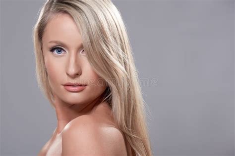 Portret Van Mooi Blond Model Met Blauwe Ogen Op Grijze Backgr Stock Foto Image Of Gezichts