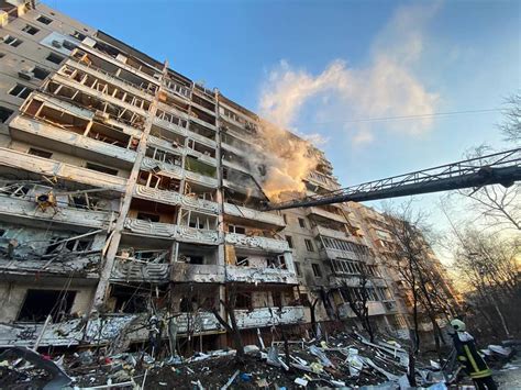 У різних районах Києва пролунали вибухи загорілись три