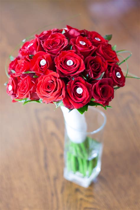 Bouqet Flowers 26 Lovely Pictures Of A Bouquet Of Red Roses
