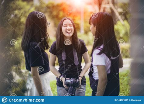 Stelt Aziatische Tiener Drie Met Dslrcamera Ter Beschikking Als